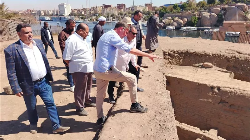 أمين المجلس الأعلى للآثار يتفقد المواقع الأثرية بشرق أسوان