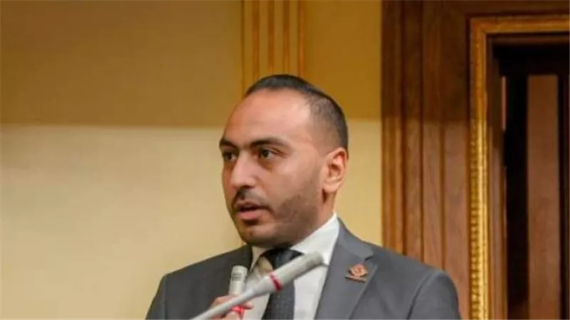 النائب محمد تيسير يستجيب لاستغاثة أهالي دار السلام ويزيل القمامة حول مسجد