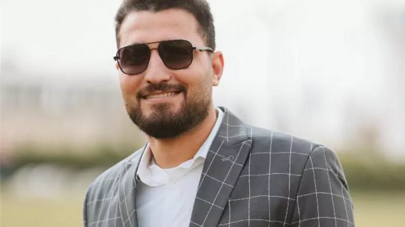 صدقة لروح والده.. طبيب نساء يكشف على المرضى مجانا طوال رمضان في الفيوم