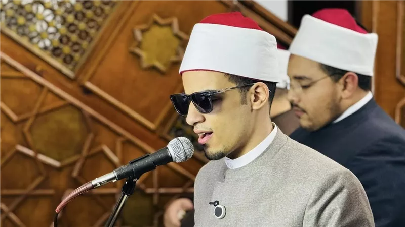 محمد أحمد حسن يؤم المصلين في أول تراويح من مسجد نوري الخطاب|صور