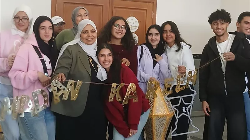 طلاب جامعة القاهرة الأهلية يحيون الأجواء الرمضانية في مشهد يعكس روح الأسرة