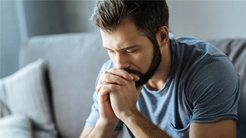 لماذا يعلق بعض الأشخاص في الحزن ولا يتعافون؟.. دراسة توضح