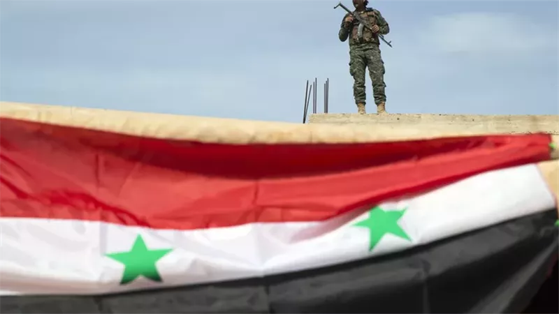 فايننشال تايمز: فرار أكثر من 20 ألف سجين من مخيم الهول في سوريا