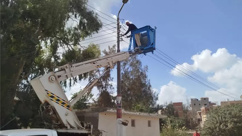 استمرار جهود صيانة كشافات الإنارة بمركز ومدينة دسوق 