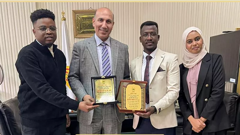  درع تذكاري من الطلاب الوافدين لجامعة الزقازيق  