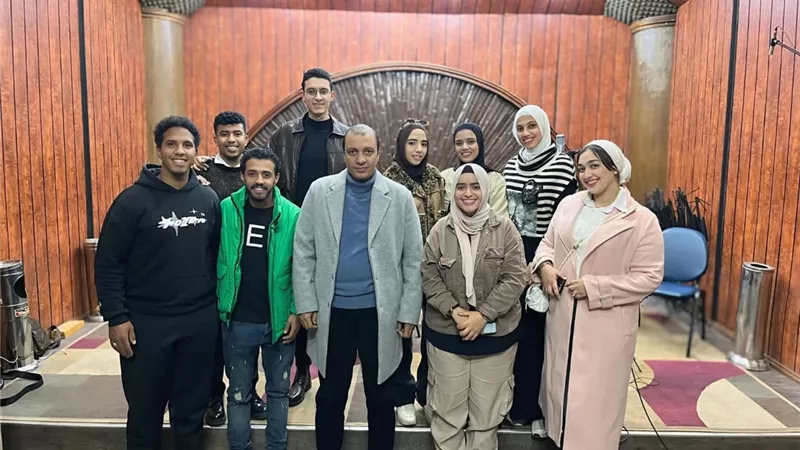 ناصر مندور يهنئ كورال جامعة القناة بمشاركتهم في تتر مسلسل «رأس الأفعى»