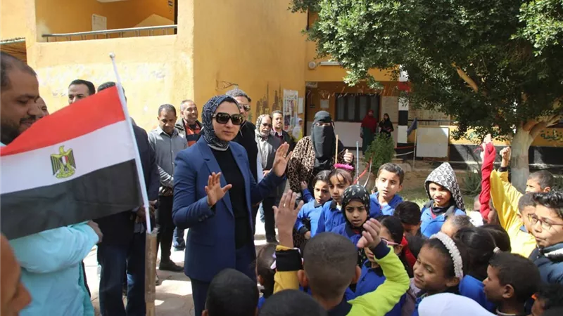 محافظ الوادي الجديد تمنح مكافاة مالية لإدارة مدرسة بعد جولة مفاجئة