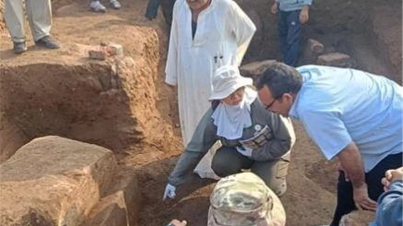 اكتشاف مبنى من الحجر الجيري يُرجّح انتماؤه لمعبد الملك أبريس