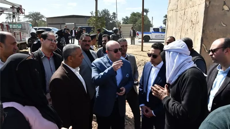 محافظ الفيوم يقود حملة ميدانية لإزالة مخالفات البناء بحي جنوب