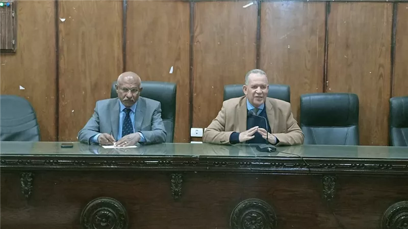 تعليم أسيوط  يناقش خطط التوجيه الفني والبرامج العلاجية للطلاب الضعاف