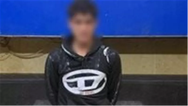 «فيديو فضحه».. ضبط شاب يتعاطى مواد مخدرة أمام المارة في دار السلام