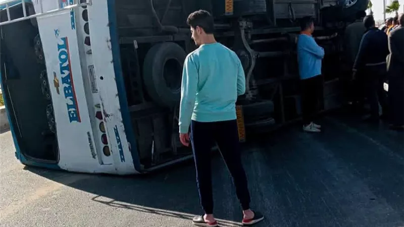 إصابة 5 عمال في انقلاب أتوبيس بالطريق الزراعي أمام إدارة مرور المنيا