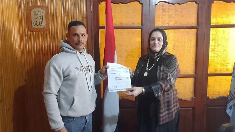 تسليم نماذج (8) لعدد من المواطنين بمركز بيلا بعد استيفاء الاشتراطات 