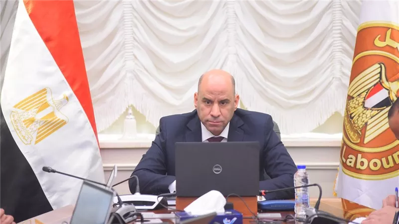 وزير العمل يوجه بصرف إعانات عاجلة لأسر ضحايا حادث محور 30 يونيو 