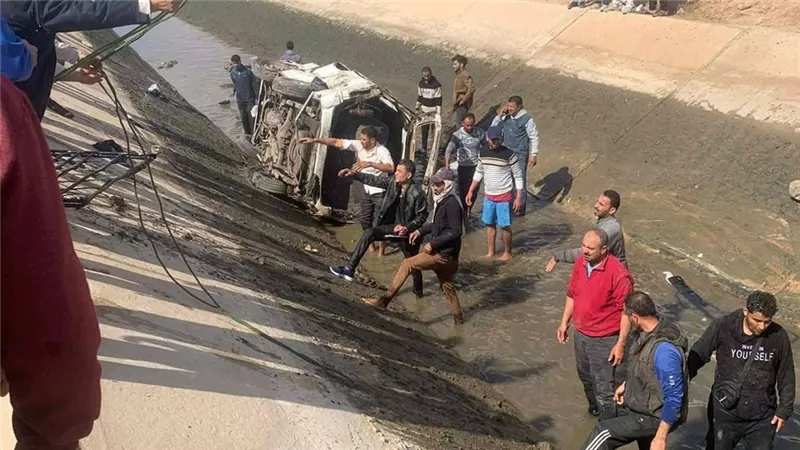 إصابة 10 أشخاص في حادث تصادم بالطريق الصحراوي بالبحيرة