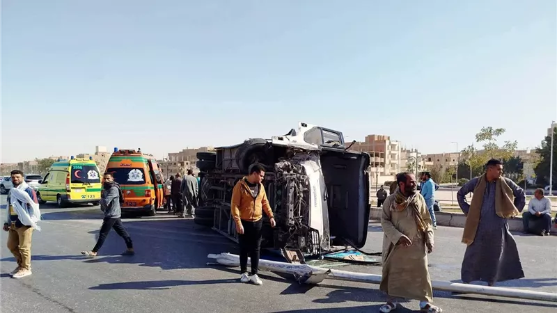  ارتفاع مصابي حادث انقلاب أتوبيس عمال بالمنيا لـ17 شخصاً