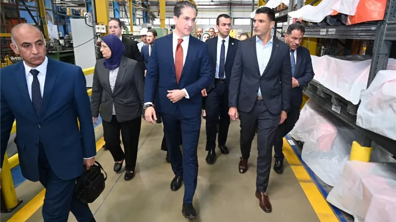 وزير الصناعة يتفقد مصانع «مؤتمتة» بالكامل في العاشر من رمضان