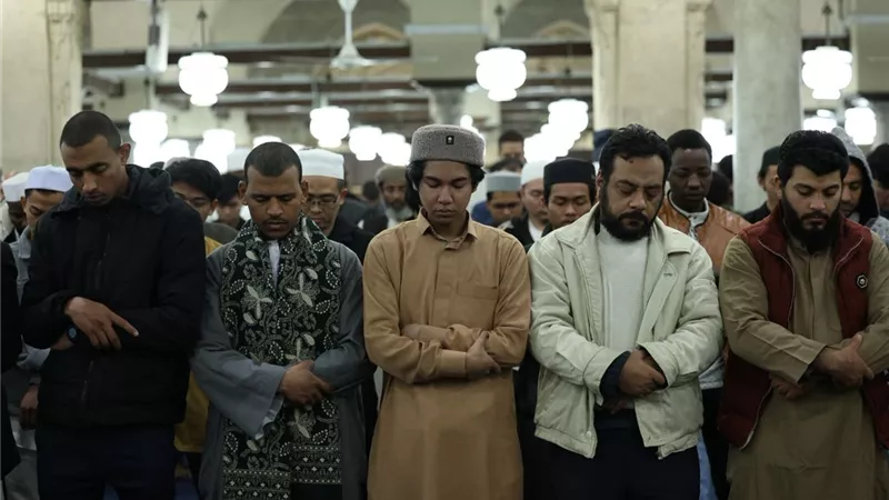  الليلة الثانية من رمضان تتزين بآلاف المصلين في التراويح بالجامع الأزهر