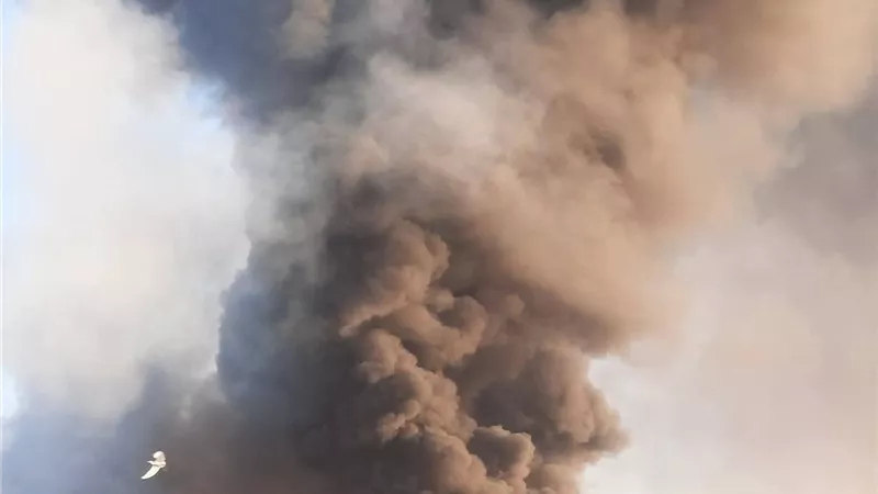 أبو ظبي: حريقان بعد اعتراض صاروخ باليستي في مناطق خليفة الاقتصادية