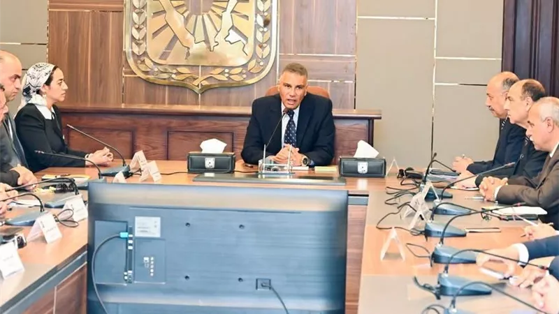 محافظ جنوب سيناء يعقد اجتماعًا مع رؤساء المدن ومديري الإدارات 