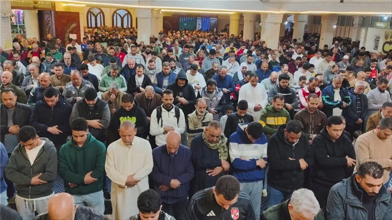 مساجد الإسكندرية عامرة بالمصلين في أول أيام شهر رمضان