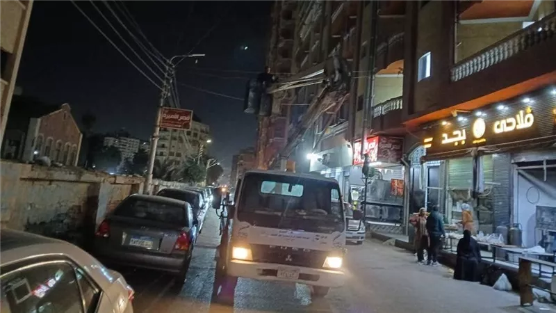 «حملة مكثفة» إصلاح أعطال منظومة الإنارة العامة بحي غرب كفر الشيخ