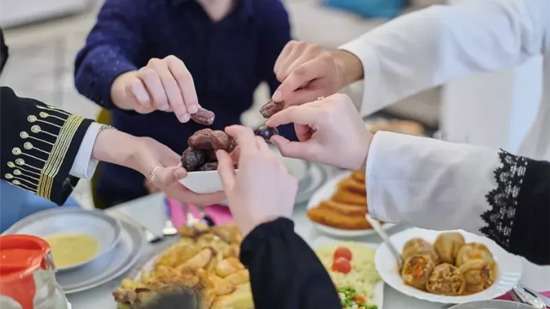 خبير إتيكيت يضع روشتة للتعامل الراقي مع عزومات رمضان|فيديو