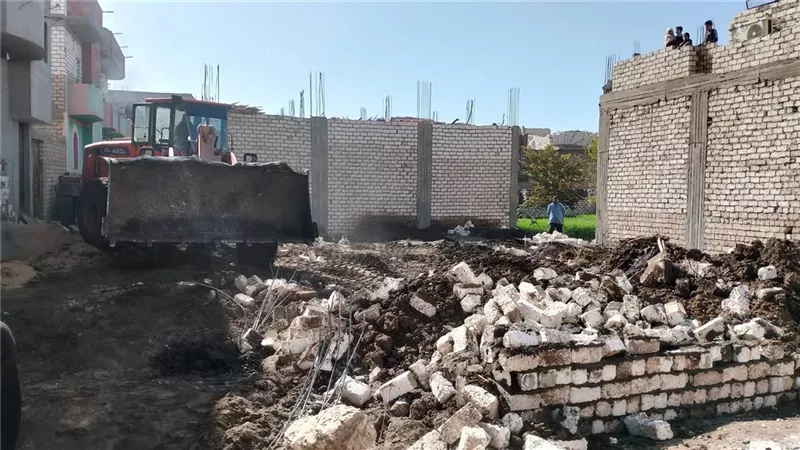  إزالة 8 حالات بناء مخالف في المنيا