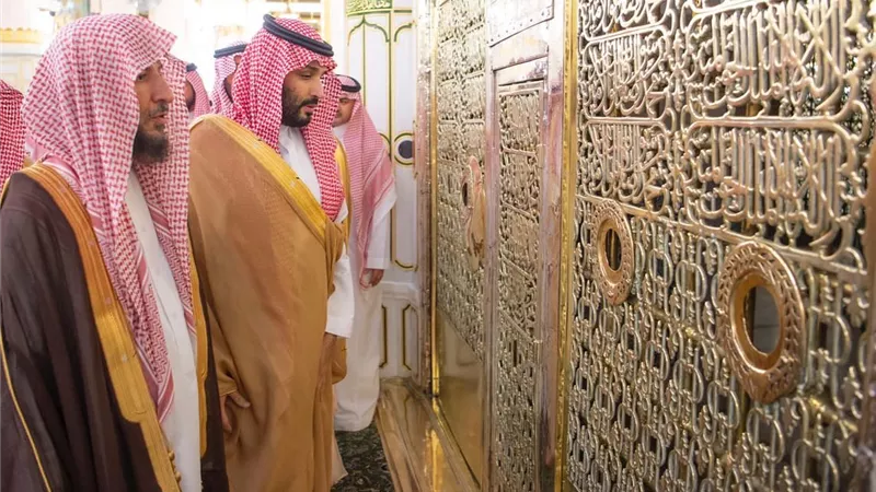 محمد بن سلمان وشقيقه يصليان في الروضة الشريفة