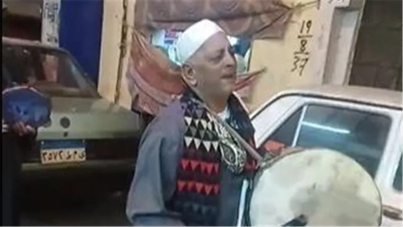 «عم محمد صابر».. صوت الحارة الذي يقاوم النسيان في سحور رمضان