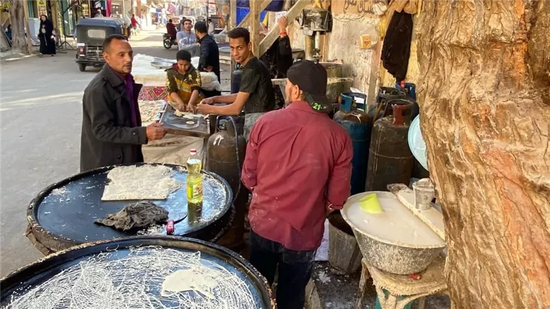 رغم تعدد أنواعها.. الكنافة البلدي طبق رئيسي على مائدة رمضان في المنيا
