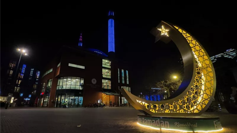 نفحات شهر رمضان المبارك.. مساجد أوروبا تتلألأ بالمصلين