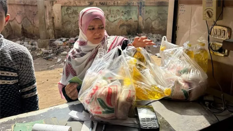 تموين القليوبية تكثف المتابعة لضمان انتظام صرف منحة الـ 400 جنيه