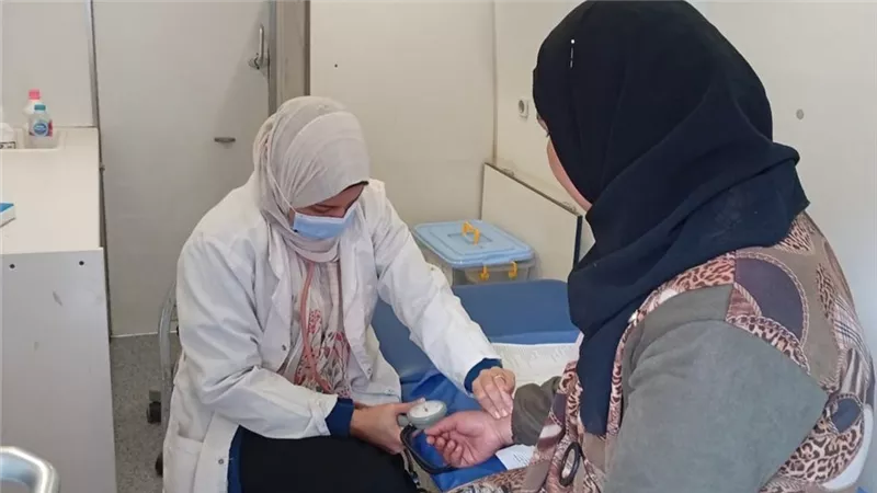 الكشف على 792 مواطنًا خلال قافلة طبية مجانية بقرية الرئيسية في قنا