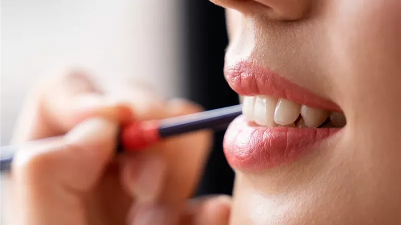عادات يومية تضعف مينا الأسنان.. كيف تحمي ابتسامتك؟