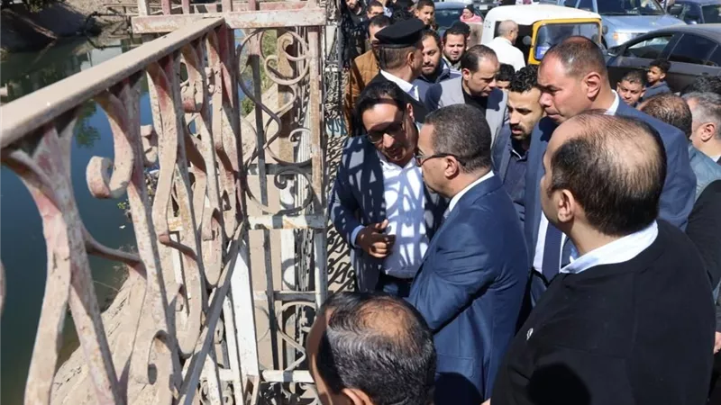  محافظ المنوفية يستمع لمطالب الأهالي عقب صلاة الجمعة 