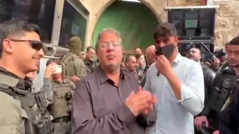 بن غفير يقتحم محيط المسجد الأقصى