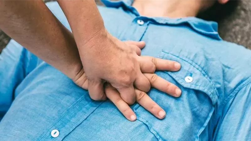 خطوات سريعة لإنقاذ مريض السكتة القلبية في المنزل.. نصائح شادي أبو العز