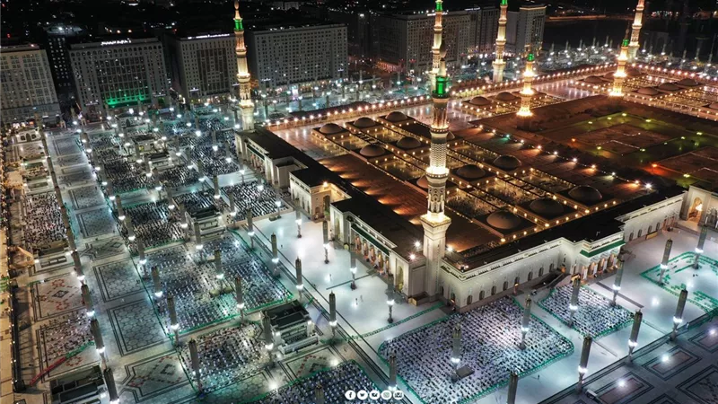 بث مباشر.. نقل صلاتي العشاء والتراويح بالحرمين الشريفين
