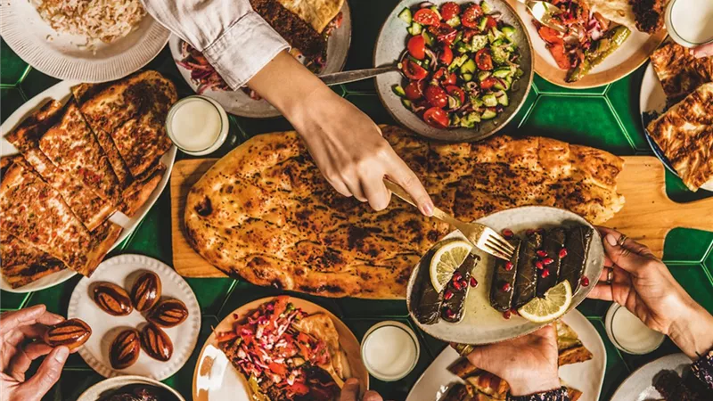 30 فكرة لعزومات رمضان 2026 بأقل وقت ومجهود.. دليل عملي لسفرة أنيقة