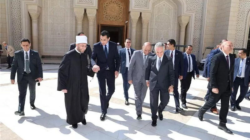محافظ القاهرة يشهد صلاة الجمعة بمسجد مصر الكبير ويطلع على خدمات رمضان|صور 