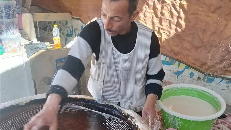 الكنافة البلدي بالفيوم.. عم حسين يحافظ على أسرار فرن الطين ويكسب الزبائن