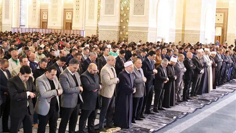 وزراء ونواب وعلماء يؤدون أول جمعة في رمضان بمسجد مصر|صور