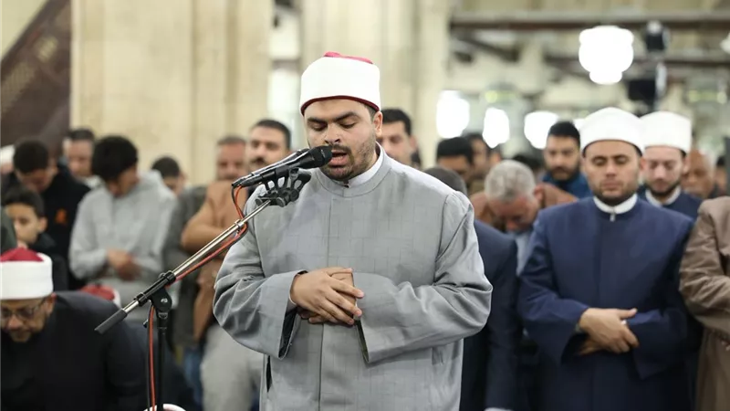 أول جامعي يؤم المصلين.. محمد عبد النبي جادو «طالب طب» تبناه الأزهر