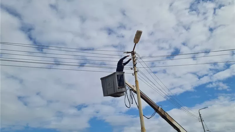 حملات صيانة لكشافات وأعمدة الإنارة بمختلف مناطق مدينة مصيف بلطيم 