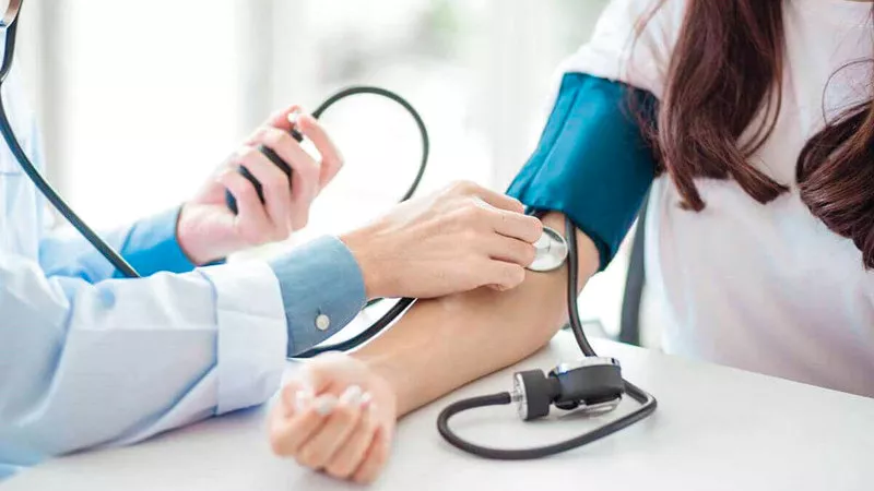 «الصحة» تكشف 3 خطوات أساسية للعناية بمريض الضغط خلال رمضان
