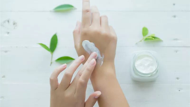 ما حكم إزالة الشعر ووضع الكريمات في رمضان؟.. واعظة تجيب