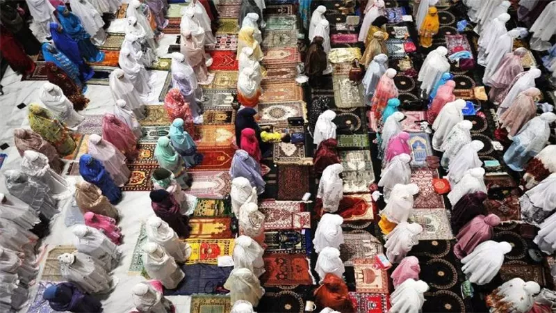 أمنع زوجتي من صلاة التراويح بالمسجد.. هل علي ذنب؟ دار الإفتاء تجيب