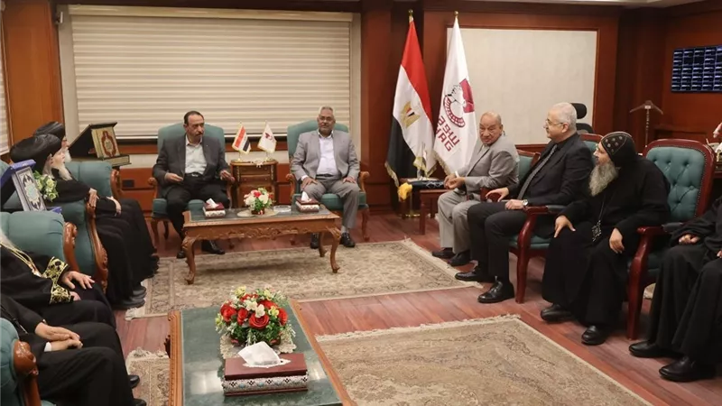 محافظ سوهاج يستقبل أصحاب النيافة الأساقفة والمطارنة لتقديم التهنئة