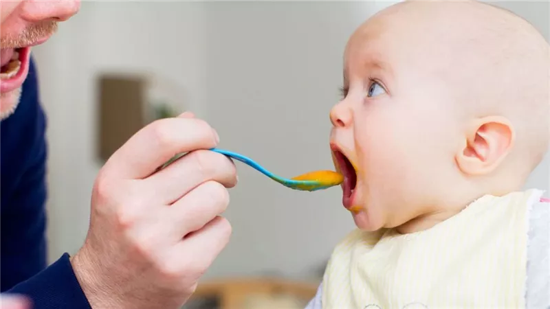كيف تنقذ طفلك الرضيع من الاختناق بالطعام؟.. هذا ما يجب أن يعرفه الآباء